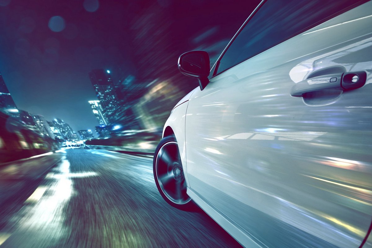 Autofahrt in einer Stadt bei Nacht